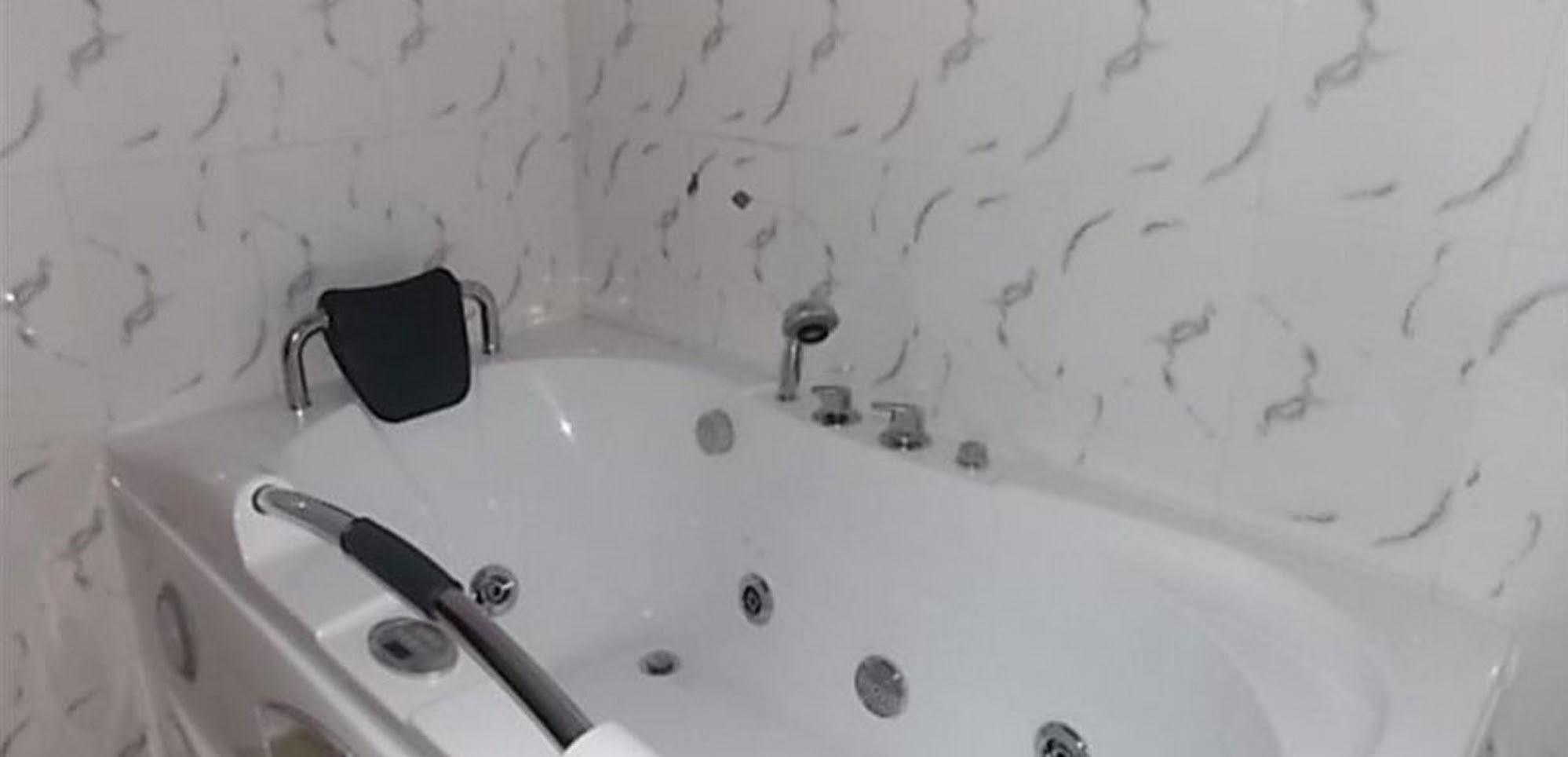 Crown Cottage Hotel إيكجا المظهر الخارجي الصورة