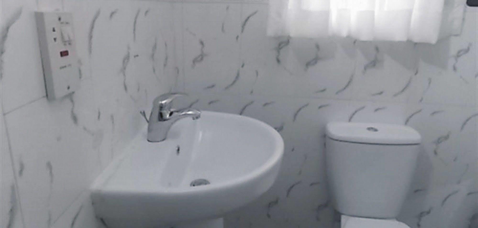 Crown Cottage Hotel إيكجا المظهر الخارجي الصورة
