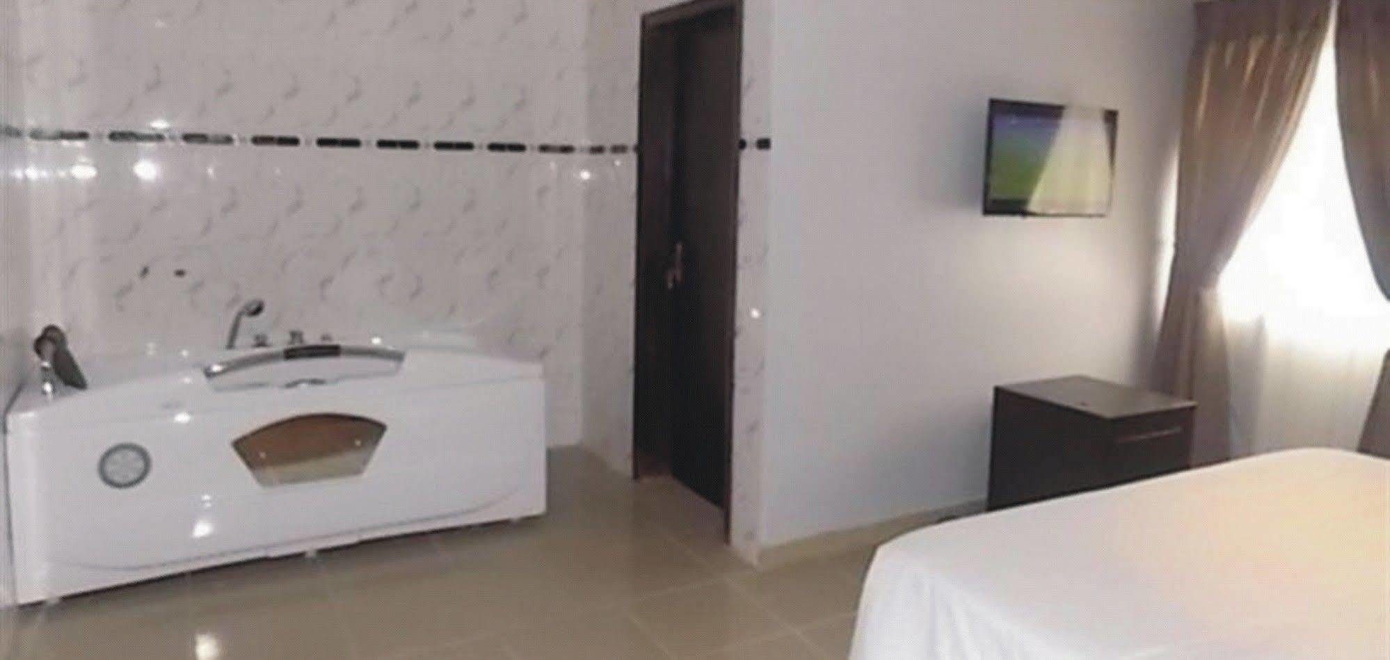 Crown Cottage Hotel إيكجا المظهر الخارجي الصورة